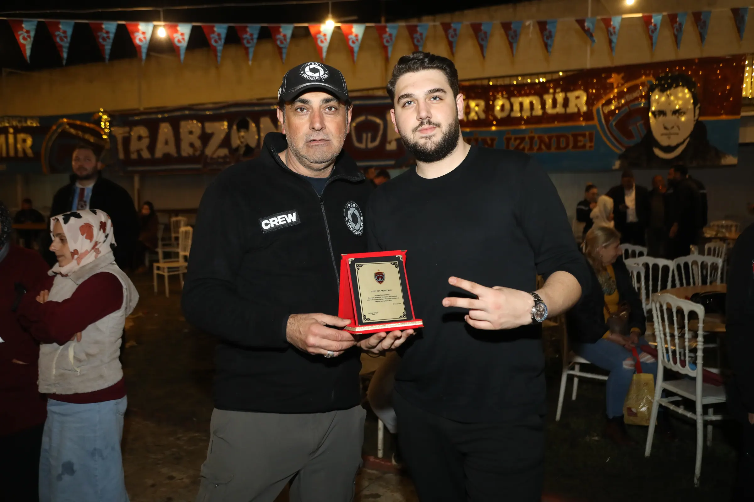 Festival alanında plaket takdimi, etkinlik fotoğrafı